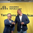 Els dos candidats d'ERC a les primàries per escollir el cap de llista a les eleccions municipals del 2027, Xavier Puig i Saül Garreta, donant-se la mà després de la jornada electoral.