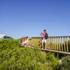 Una família fotografiant-se al Camí de Costa de Salou