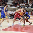 A la dreta, el nou fitxatge del CB Salou Darien Jackson defensant un jugador del Benicarló.