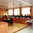 Els acusats de matar un home a Roquetes el gener de 2022, amb els seus advocats i les acusacions, a l'inici del judici a l'Audiència de Tarragona.