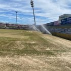 Els treballs s’han iniciat amb el rascat del terreny de joc i la ressembra de la varietat d’hivern.