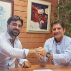 El president executiu del Nàstic Lluis Fàbregas amb el representant d'Athlos Sports Travel.