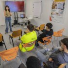 Fotografia d’una xerrada sobre emprenedoria per a alumnes de l’Institut Lluís Domènech i Montaner.
