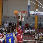 Darien Jackson, darrer fitxatge del CB Salou, intentant evitar la cistella del Benicarló.