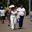 Imatge d'arxiu una dona protegint-se de la calor amb un ventall