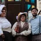La Marta, l'Helena i en Jordi, tres reusencs vestits d'època durant la tercera edició de Reus 1900. Festa Modernista