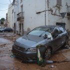 Vehicles arrossegats per les pluges a Godall.