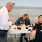 Rosa Mata, cap del servei de Logística de Protecció civil, organitzant amb Creu Roja els voluntaris de neteja.