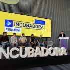 El conseller delegat de Redessa, Josep Baiges, amb representants dels projectes innovadors que han entrat a la incubadora.