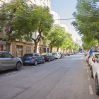 Fotografia de l’estat actual del carrer Mare Molas, on els comerços reivindiquen des de fa anys la millora urbanística.