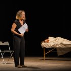 Míriam Mas, interpretant el paper de la Gina, mare de la Clàudia, en l’obra ‘Pots ser tu, puc ser jo’.