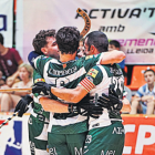 Els jugadors del Calafell celebrant la victòria.