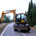 Treballs per garantir el pas després dels aiguats als Ports per la carretera TV-3421, entre Roquetes i Mas de Barberans.