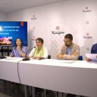 Jordi Dies, a la dreta de la imatge, en una roda de premsa a l’Ajuntament