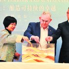 Moment simbòlic de la barreja de terres europees i de la zona de Yibing entre els representants de WuLiangYe i de la firma a casa nostra.