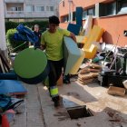 Operaris de manteniment retiren mobiliari malmès de l'escola Horta Vella de la Ràpita