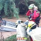 Efectius dels Bombers treballen per recuperar un cotxe sense ocupants arrossegat pel riu Ripoll a Sabadell