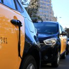 Un crespó en una de les portes d'un taxi que ha ocupat la Gran Via, a Barcelona