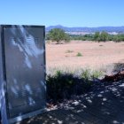 Caixa de connexions elèctriques al costat d'un terreny buit del polígon industrial del Molló