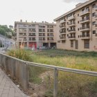 Un dels solars està ubicat entre el carrer Jaume I i el passatge de Ferrer i Duran, davant de l'edifici de l'Institut Nacional d'Estadística.