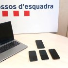 Al cap de la primera organització li van intervenir tres telèfons mòbils i un ordinador portàtil utilitzat per cometre les estafes.