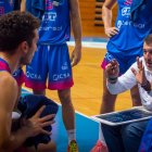 Els jugadors del CBT rebent les instruccions del tècnic Toni Larramona.