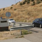 Vehicles circulen vora el carro radar instal·lat a la C-12, a Balaguer.