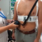 Els dispositius permeten detectar arrítmies greus i administrar descàrregues per protegir la vida dels pacients.