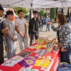 Fotografia d'un grup de joves informant-se a l'estand de Creu Roja on s'oferia fer un test ràpid de VIH.