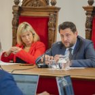 La consellera Montse Adan i l'alcalde, Rubén Viñuales, durant una sessió plenària.