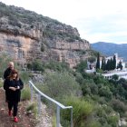 L'alcaldessa d'Ulldecona, Núria Ventura, i el tècnic municipal de Patrimoni, Agustí Vericat, verifiquen l'estat del camí d'accés als abrics rupestres de l'ermita de la Pietat