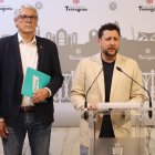 L'alcalde de Tarragona, Rubén Viñuales, i el portaveu de Junts a l'Ajuntament de Tarragona, Jordi Sendra, durant la roda de premsa.