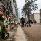 Per tal de millorar l’aforament a l’interior, no es podrà accedir ni aparcar amb vehicle dins del recinte del cementiri.