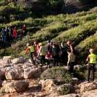 Efectius dels cossos d'emergències retirant el cos sense vida de l'home.