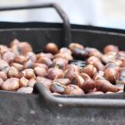 Imatge d'arxiu de castanyes al foc