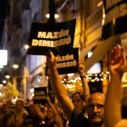 Cartells exigint la dimissió del president de la Generalitat Valenciana, Carlos Mazón, durant la manifestació a València