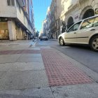 S'implementaran rajoles guia per donar informació sensorial a les persones invidents o amb importants deficiències visuals.