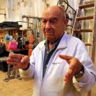 Antonio Casas, veí de Paiporta, mostrant casa seva després de la reforma per reparar els danys causats per la dana de fa un any.