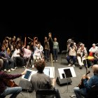 El projecte de Creació Comunitària es desenvolupa a través d’un procés de treball progressiu que combina la planificació, la creació i la celebració compartida.