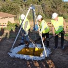 La consellera de Territori, Sílvia Paneque, al centre de la imatge posant la primera pedra de la depuradora de Vila-rodona, al costat del director de l'ACA, Josep Lluís Armenter, i de l'alcalde del municipi, Josep Maria Comas