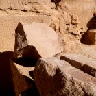 Els tres fragments d'esteles ibperiques trobades al castell d'Algars de Batea.