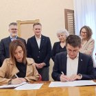 L’alcaldessa de Reus, Sandra Guaita, i el rector de la URV, Josep Pallarès, signant el conveni de cooperació.