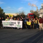 Concentració amb pancartes per presentar la plataforma Parem Lo CatSud davant de Kronospan.