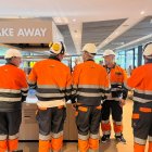 Els treballadors s'han deplaçat a les oficines de Madrid per protestr pel menjar dels menjadors de les fàbriques.