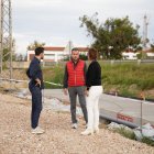 L'alcalde de Deltebre, Lluís Soler, visita les obres del passeig del Carrilet.