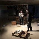 Alumnes d’Arts Escèniques de l’institut assajant l’acció teatral ‘Cartes contra l’oblit’.