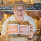 Xavier Pàmies Sistaré, propietari de l’ADN Sistaré, sostenint exemplars de pa de tardor. Gerard Martí