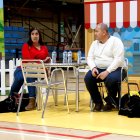 Dues persones cegues amb els seus gossos pigall a l'exhibició de Reus