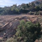 Imatge de les restes de fibrociment i de runa enterrada irregularment a la Fatarella