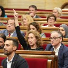 La portaveu d'ERC, Esther Capella, en la votació de les mocions del ple del Parlament.